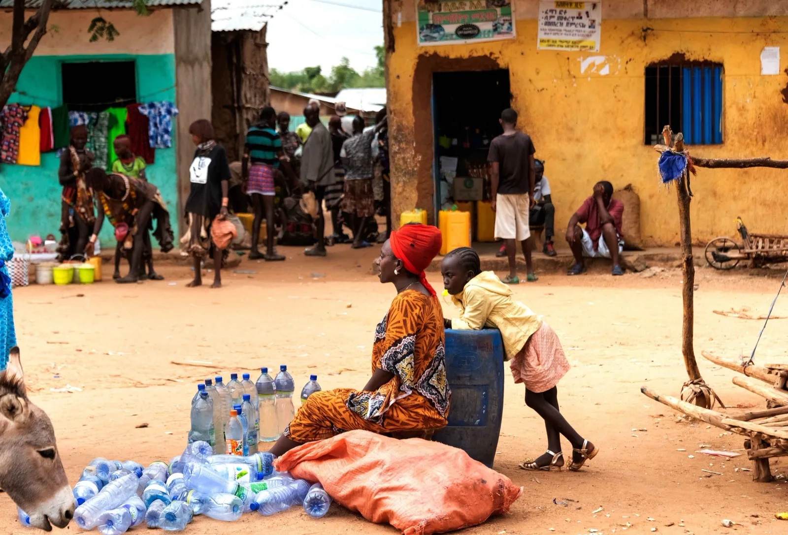 Hamar men and women gathered at Turmi
